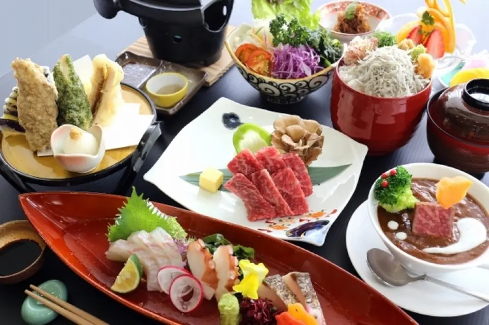 In addition to casually enjoyed dishes, we also offer a wide variety of authentic kaiseki cuisine. Using high-quality seasonal ingredients such as the branded beef "Awaji Beef," conger eel in summer, and "three-year-old tiger pufferfish" in winter, we prepare luxurious kaiseki cuisine using the techniques of our master chefs. We especially recommend the "Assorted Seasonal Vegetables," "Assorted Seasonal Fresh Fish," and the "Island Kaiseki," which allows you to fully enjoy Awaji Beef and local fish (menus may change depending on the availability of supplies). Kaiseki reservations are only accepted by phone.