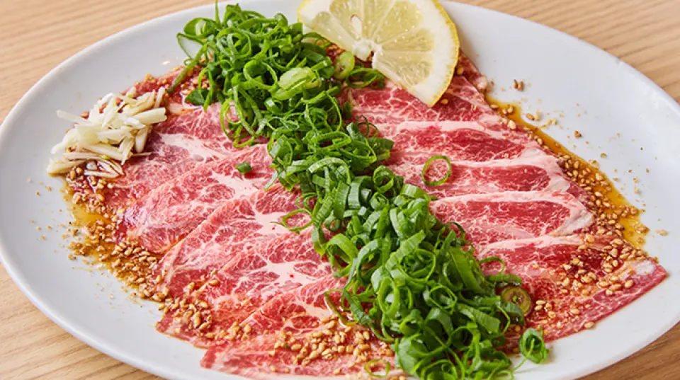 本店的招牌菜「Tsurami 刺身」搭配秘製醬汁，是必嚐菜餚。享受越咀嚼越濃鬱的風味與質感！此外，不要錯過“特选和牛拼盤”，其特色是一系列精心挑選的肉類。所使用的肉塊會根據當天的庫存而變化，您甚至可以品嚐到稀有的肉塊，這是購買整頭牛才能享受到的奢侈享受。對於那些想品嚐不同部位的肉的人來說，這是一個非常受歡迎的拼盤。當您光臨本店時，請一定嘗試一下。