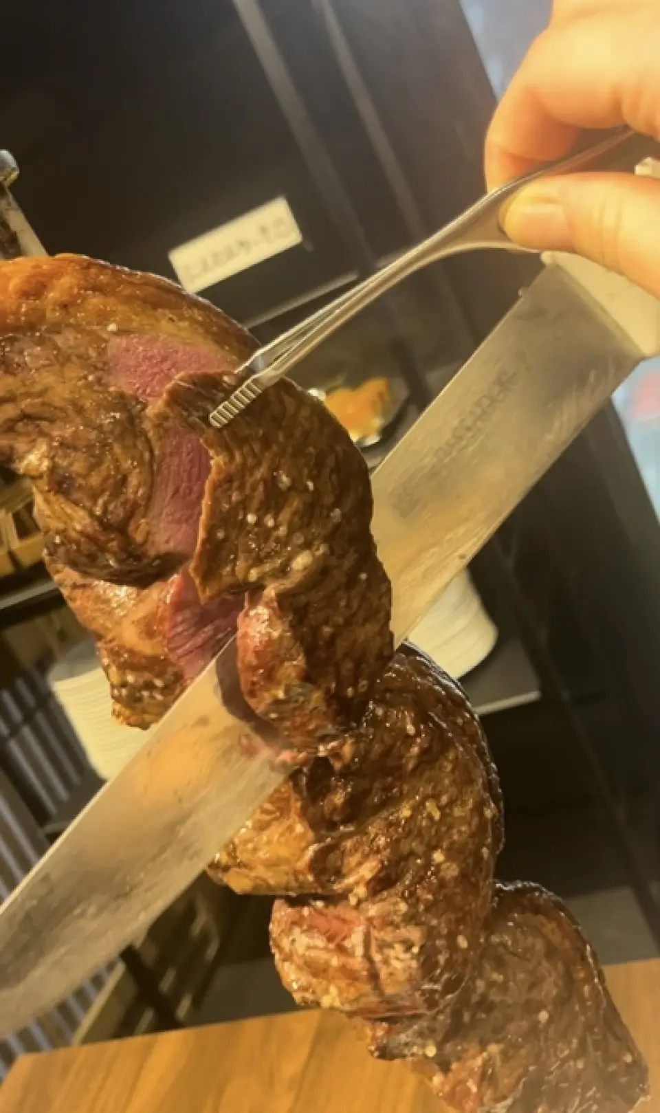 在本店，您可以盡情享用巴西傳統菜餚“烤肉”，採用肋眼牛排、牛腩排、牛小排等稀有部位的牛肉，用炭火精心烤製而成。只有透過炭火烤製才能達到的鮮香和多汁的味道在口中蔓延。充分體現肉的美味的巴西烤肉，是向肉食愛好者強烈推薦的菜餚。享受正宗的味道並度過一段特別的時光。