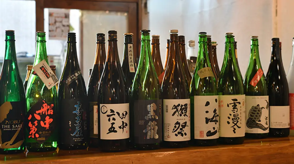 我们的菜单上有多种酒精饮料可供您搭配餐点。我们总共提供 18 种清酒。我们提供“北行”、“田中六乡”和“黑龙”等多种尺寸，从 1 个起。还提供其他标准啤酒、酸酒和烧酒。您可以随身携带一瓶“魔王”烧酒。尽情享用您最喜爱的饮品以及我们的招牌菜。