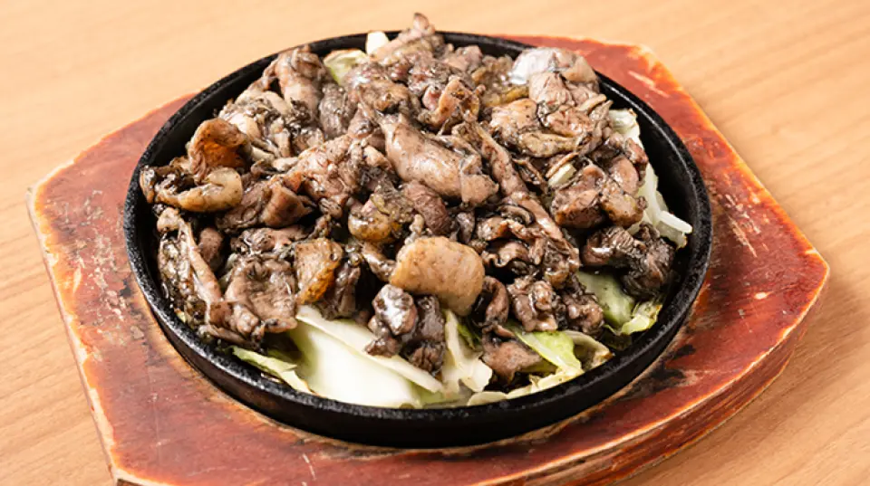 我们强烈推荐宫崎风格的“Aburi Yakitori”，采用新鲜的当地鸡肉在炭火上烤制而成！口感柔软，嚼劲适中，鸡肉的鲜味和炭火的香气在口中弥漫。它非常适合搭配烧酒和啤酒，并且有多种不同的切法可供选择。他们还提供新鲜的鸡肉生鱼片，限量版的肝生鱼片和鸡肉生鱼片也值得一尝！隐藏的最受欢迎的菜品是“生肝”，它口感柔滑紧实，用芝麻油和盐调味后味道鲜美。享受在口中蔓延的味道。