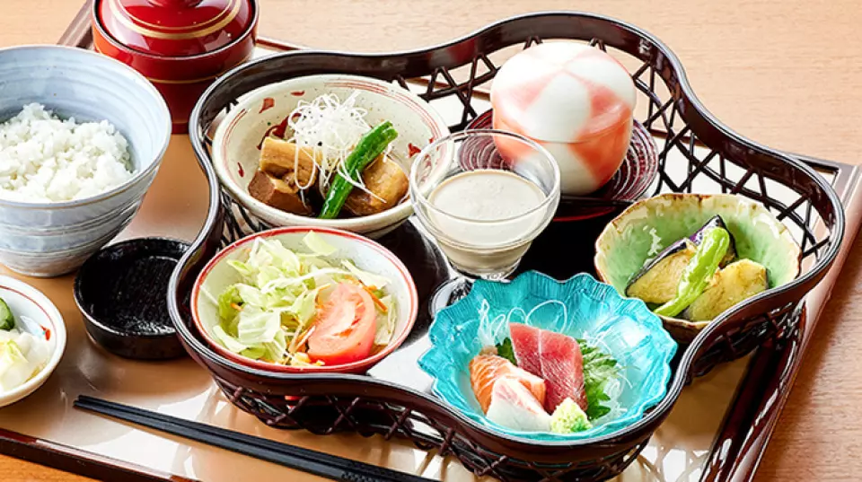 We are proud of our "Bikaku Gozen" where each customer can freely combine dishes to create their own unique My Gozen. Choose two main dishes from a wide variety of about 15 types and three side dishes from about 14 types to create your own unique My Gozen♪ This is a luxurious set that also comes with a variety of side dishes such as rice, pickles, miso soup, and chawanmushi◎It is very filling and sure to leave you satisfied. Please enjoy creating your own original Gozen♪