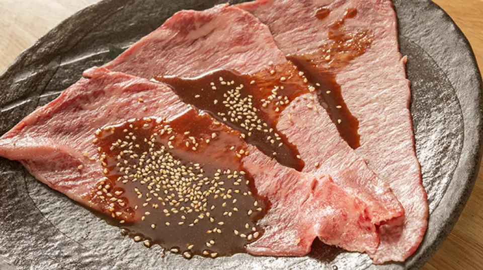 The beef used is "Shizuoka Sodate" Japanese Black Beef. By cutting and storing it appropriately, we are able to bring out the best in the meat's natural flavor. Our restaurant purchases meat in halves, which allows us to offer high-quality meat at reasonable prices. If you're not sure what to order, try the "Shizuoka Sodate" platter! You can enjoy three of today's carefully selected ingredients at a reasonable price. The platter is even more economical when you order two servings at the same time!