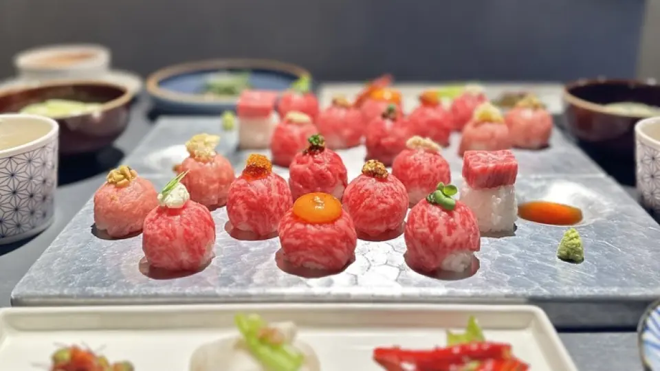 “和牛手鞠寿司”是京都烤肉en・en菜单的原创菜品，采用最高品质的黑毛和牛制成。它是在您面前烤制然后上桌的。 ※此套餐仅限预约供应。此外，我们不接受通过 Tabelog 进行预订。感谢您的理解。更多详情请关注“kyotoenen”的Instagram页面，该页面会不时更新。