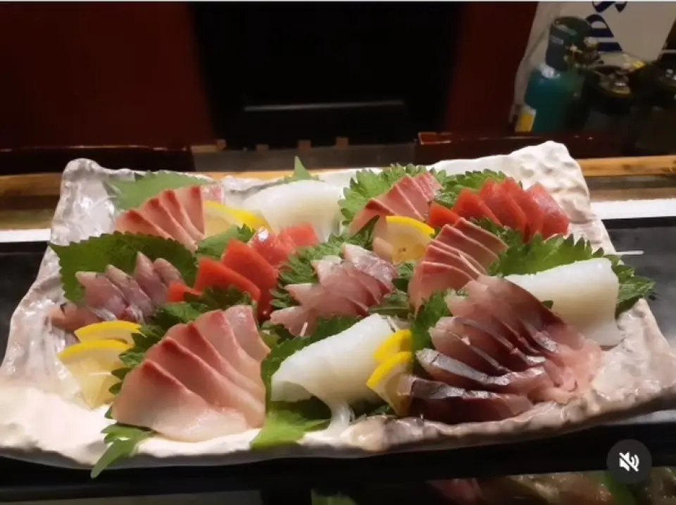 Our specialty fish dishes are available in our "Omakase Course" starting from 3,000 yen, depending on your budget and preferences. It is also recommended for drinking parties and banquets! The popular lunch dishes "Seafood Chanpon" and "Seafood Sara Udon" are also available on the dinner menu.