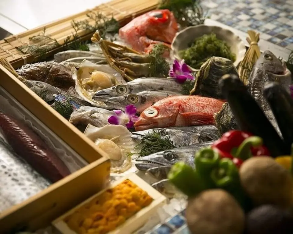 What we are proud of is the fresh fish we source directly from all over Japan! We have succeeded in getting fresh fish delivered directly to us by visiting the source and actually selecting the fish, and by interacting and talking with the fishermen and market staff. Come and enjoy the deliciousness of natural, fresh, seasonal fish delivered from all over the country! The fish we source changes depending on the season, so please check out the "Today's Recommendations" in the store for more details.