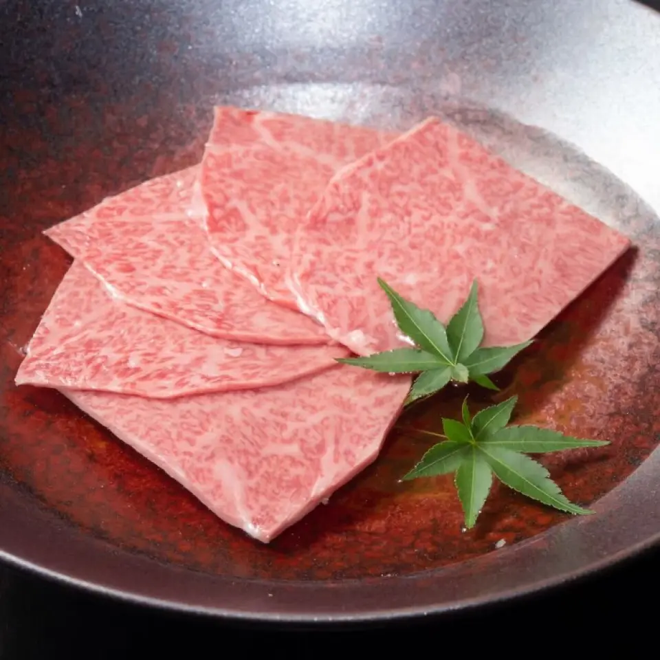 We offer creative meat dishes. Our specialty "Salt Water Loin" and "Salt Water Tongue" are exquisite dishes served with salt water to bring out the natural flavor of the meat. Our large grilled shabu-shabu made with Kobe Kuroge Wagyu beef is prepared right in front of you by our staff to the perfect doneness. Enjoy the refreshing taste with grated yam and ponzu sauce with grated daikon radish.