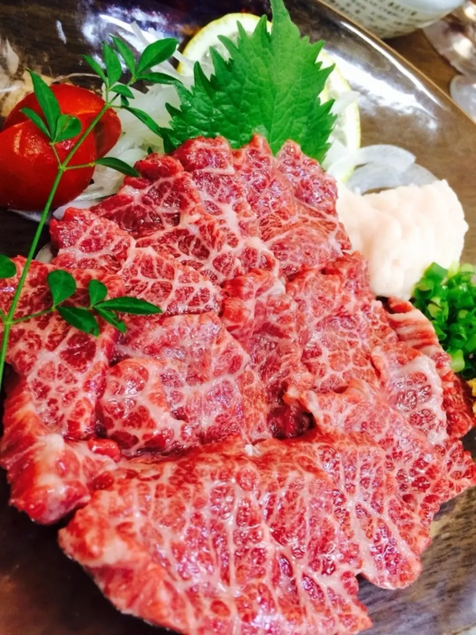 Our "horse sashimi," made with carefully selected horse meat, is a dish we highly recommend you try. You can choose between premium or lean cuts. The premium cut, with its rich fat content, is recommended for visitors from out of town or for business entertaining. The lean cut is best enjoyed with our slightly sweet "Yamauchi soy sauce." Please enjoy our proud horse sashimi according to your preference and the occasion!
