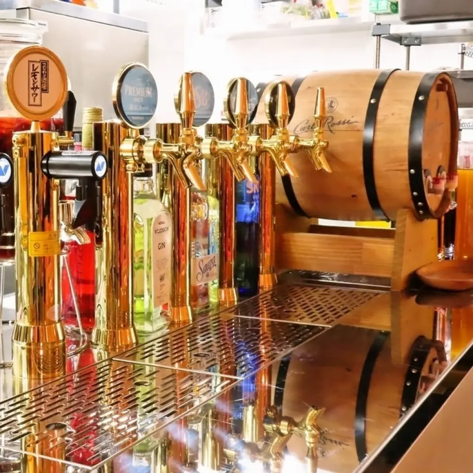 The stylish and lovely drink counter has four types of beer on tap (Suntory draft beer/Kaoru Ale/Premium Malt's Black/Carlsberg), wine, special sangria, whiskey, and over 100 types of cocktails.
