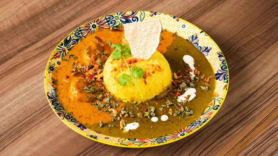 At lunchtime, we serve spicy curry that you can enjoy the authentic aroma and flavor. You can choose between freshly made naan or rice, and we also recommend a half-and-half to enjoy different flavors. If you like spicy food, you can adjust the spices to suit your taste◎If you don't like spicy food, please feel free to ask! In the evening, we offer a wide variety of menu items in addition to curry. Please enjoy your meal with a drink in a bar-like atmosphere♪