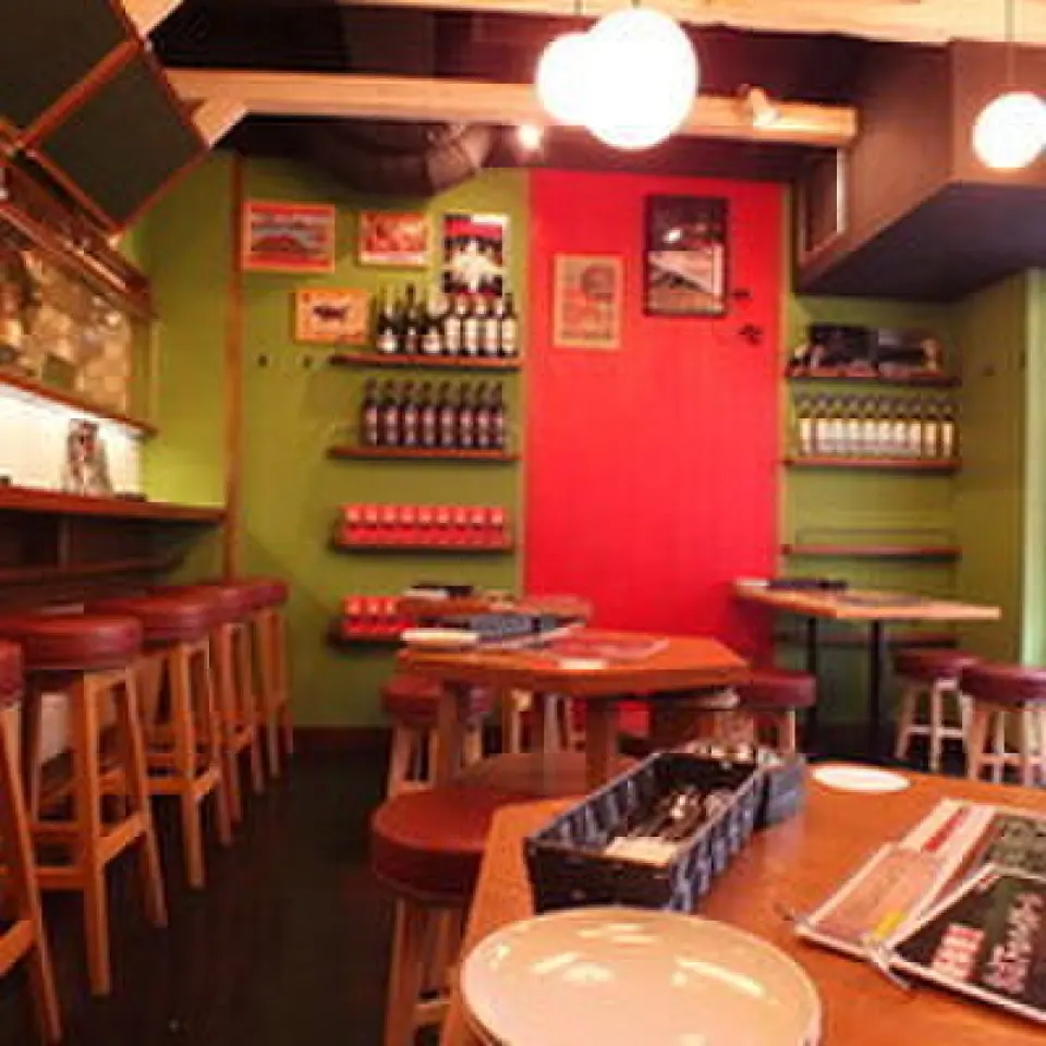Our restaurant is conveniently located right next to Hankyu Nishinomiya Kitaguchi Station. It has a stylish bar-like atmosphere. We have counter and table seating, and are recommended for a wide range of occasions, from a drink after work to a date or a girls' night out. We can also accommodate private reservations, so please use it for large gatherings!