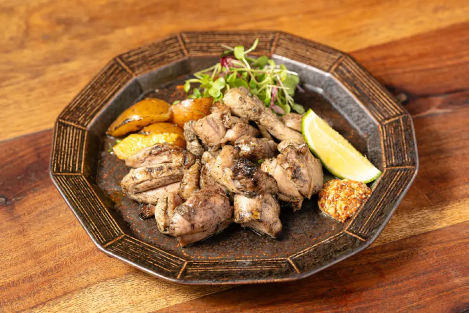 本店以炭火烤雞肉串為傲。我們提供多種切塊，炭火烤製的香氣會更加激發您的食慾。我們推薦的是質地緊實、柔嫩的紀州梅取雞幼雞，以及口感有嚼勁的名古屋交趾雞父母雞。請嘗試！