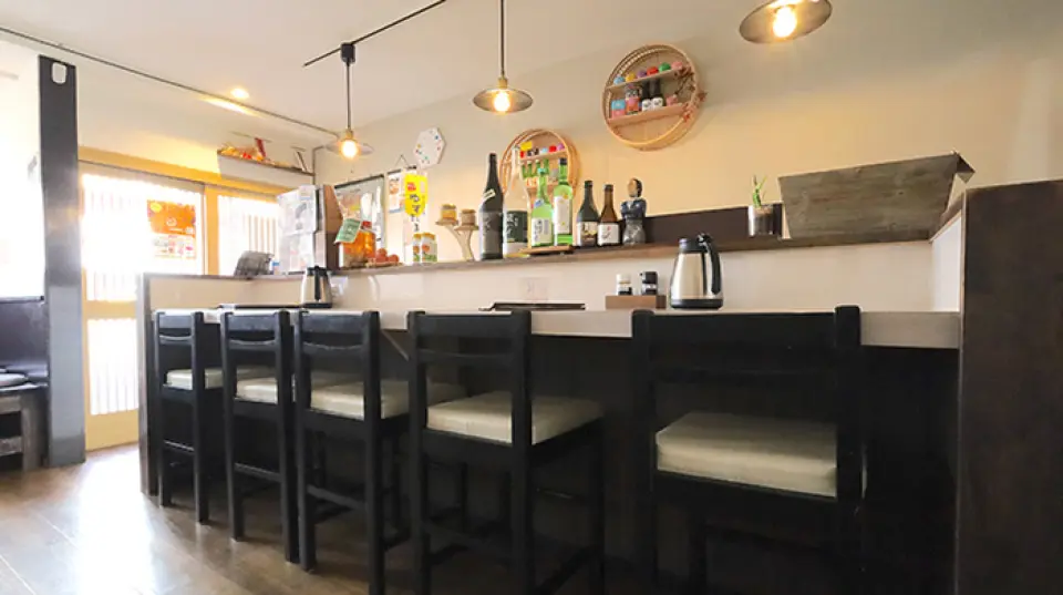 本店距離河邊小坂站最近，有著乾淨的日式現代氛圍！餐廳共有15個座位，包括櫃檯座位和餐桌座位。對於宴會等活動，我們可以容納10至15人的包場，還可以提供適合您預算的食物，因此請隨時聯繫我們以了解更多資訊。我們每週五也營業至晚上 8 點，因此您可以在下班後享用一杯飲品！
