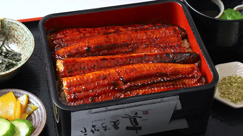 我們最受歡迎的菜餚「鰻魚飯」是松、竹、梅套餐，配有湯和泡菜！鰻魚經過長時間蒸煮後再進行燒烤，使其具有關東​​風格的蓬鬆嫩滑的口感。我們也準備了鰻魚飯套餐和鰻魚湯套餐。請您一定要來品嚐一下我們引以為傲的鰻魚！
