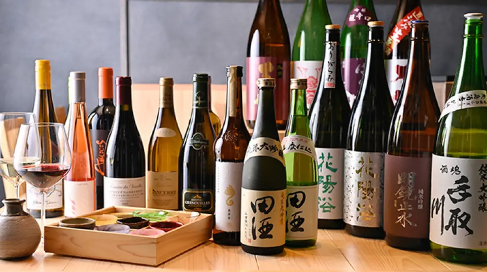 我们提供多种与我们的食物完美搭配的饮料。除了精心挑选的清酒外，我们的酒窖还储存了一些来自日本和国外的优质葡萄酒。我们还提供啤酒和高球酒等标准饮品，因此请选择适合您当天口味和心情的饮品。