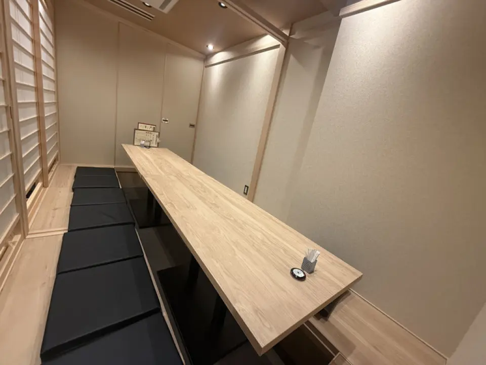 本店交通便利，距离大阪梅田站步行仅需2分钟。一楼允许吸烟，设有10个吧台座位、5张2人座的桌子和2间6人座的包房。 ◎二楼为禁烟区，设有6张4人座餐桌和4间4人座包房。我们拥有多间可放松身心而不必担心周围其他人的私人房间，因此我们可以承办女子派对、家庭聚会以及各种其他宴会。欢迎在各种场合随意光临我们的餐厅！