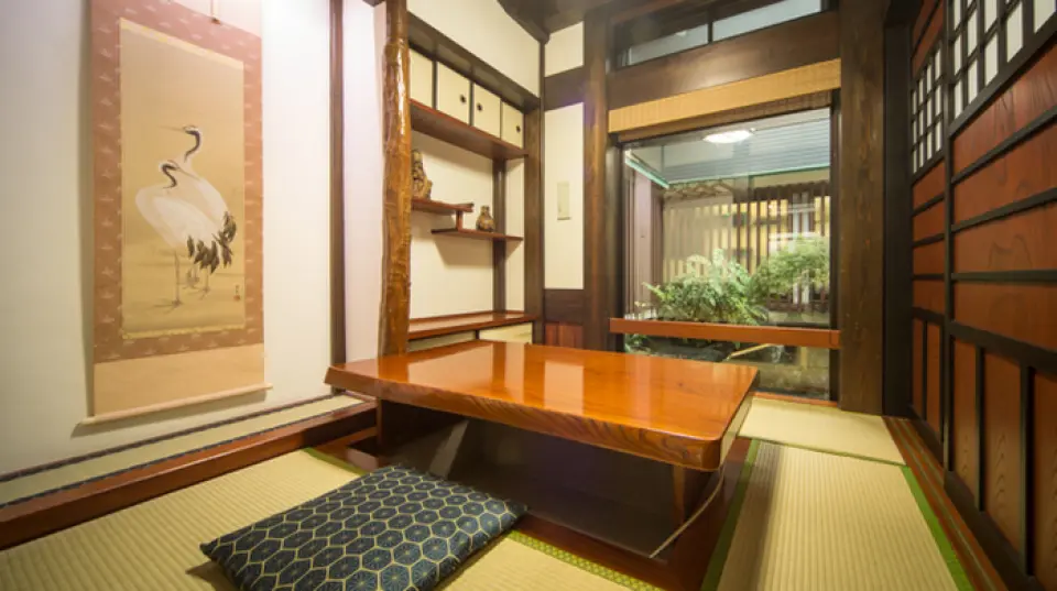 A space with a Japanese atmosphere and the warmth of wood. All seats have a view of the garden, so you can enjoy your meal while looking at the greenery. In addition to sunken kotatsu seats, we also have many chair seats available, so even elderly customers can relax. We also have private rooms that are perfect for various banquets, as well as for celebrations and funerals. In addition, the crab kaiseki course, which is recommended for banquets, can be modified to suit your budget. Please feel free to contact the store.