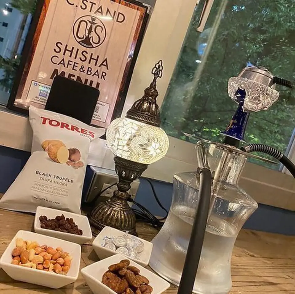 只要没有强烈的气味，您就可以携带食物和饮料入内。此外，纸质香烟和电子香烟都是允许的。吸烟区和非吸烟区完全分开。休息日或下班后，何不抽一支香气扑鼻的水烟，放松一下呢？享受水烟的同时，感受其美妙的香气和味道，将给您带来难以形容的非凡体验。如果您正在寻找池袋的水烟吧，请随时光临。