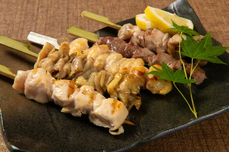 晚餐最推荐的菜品是本店有名的烤鸡肉串和炖菜！岩鸟的“现代烤鸡肉串”充分发挥了炭火烤制的美味，是让满口肉汁和炭火香气一起充满口腔的绝品。此外，本店新推出的特色菜“白味噌炖牛横膈膜”非常适合下酒，它是在精选的白味噌中添加秘密配料奶油奶酪，经过长时间炖煮，使其口感入口即化。您还可以品尝从丰洲直送的新鲜生鱼片和生牡蛎。