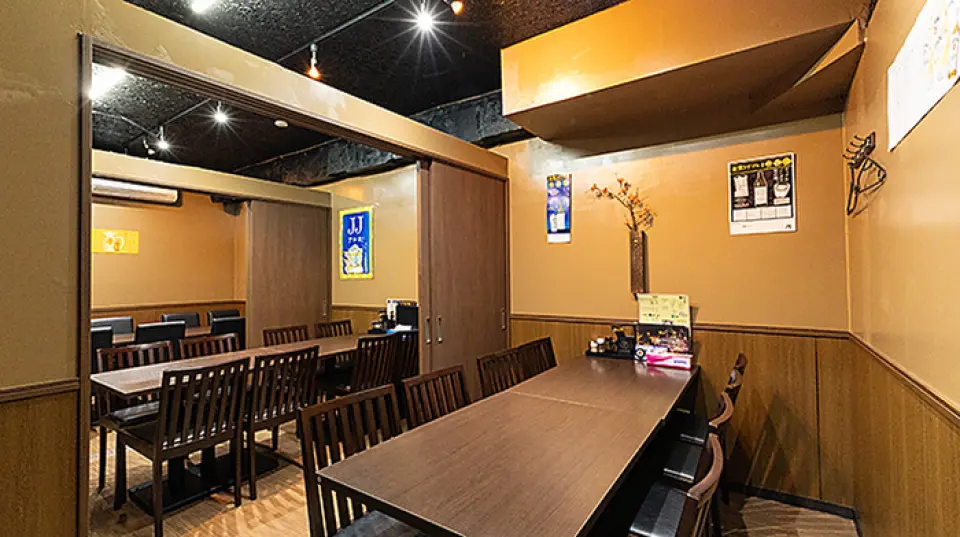 商店内部灯光柔和，营造出舒适轻松的氛围。我们有可连通的桌子和三间私人房间。私密空间隔开，适合商务聚餐、招待客户、周年纪念等场合。这里不仅是日常用餐的好地方，还适合举办从少数人到大型团体的宴会！地理位置便利，距离本川越站仅有 1 分钟步行路程。当您想品尝美味的中华料理时，欢迎随时光临。