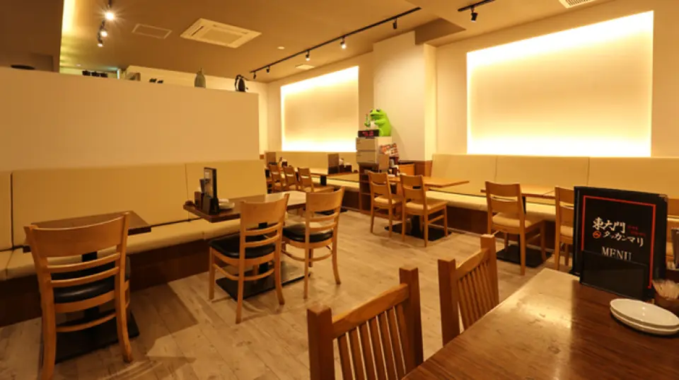 餐厅环境整洁、宁静，是酒会、宴会、商务招待、公司会议的绝佳场所！非常适合周末家庭聚餐。我们有可容纳大量人群的桌子，还有舒适的沙发座位。我们也接受50至70人的私人聚会的预订，请随时联系我们！