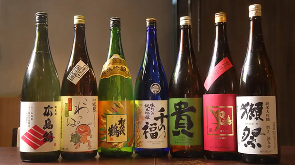 我們提供各種飲品，包括清酒、燒酒和威士忌。您可以品嚐到各種廣島或山口的當地清酒。除了大菜單外，有時還會限量供應時令菜餚。高檔威士忌也正在商店中銷售。我們也提供現場加購飲品，非常適合酒會和宴會。