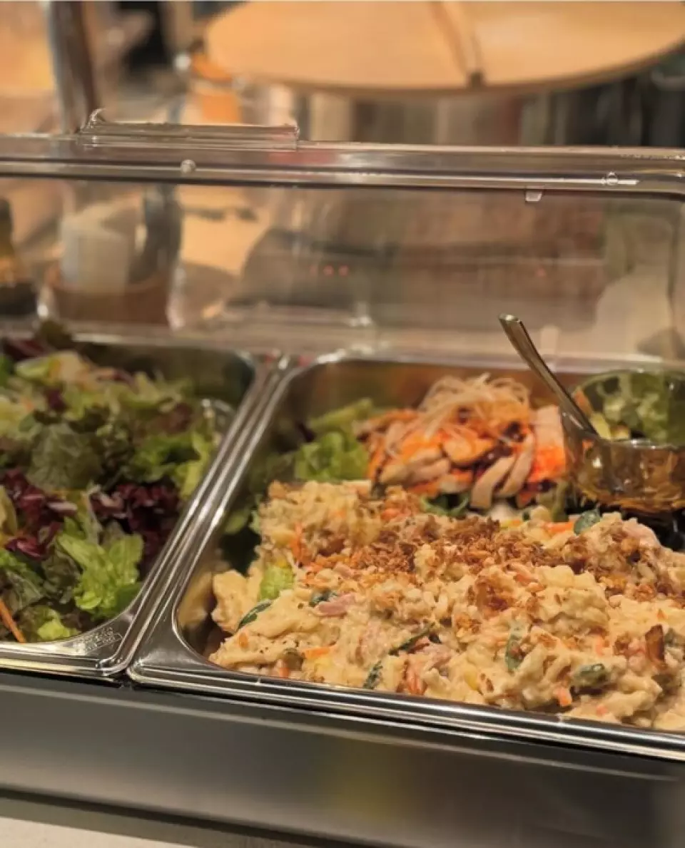 We have prepared an <unlimited time course> that you can enjoy to your heart's content and forget about time! It is an all-you-can-eat buffet with a wide variety of dishes, including appetizers of the day, pasta, and three kinds of curry. You can choose between all-you-can-eat (2,500 yen) and all-you-can-eat and drink (5,000 yen). We especially recommend the beef tendon stew. The rich miso flavor, which is added over and over again, goes well with alcohol. The bone-in chicken is also delicious! It is a masterpiece with a spicy Japanese base and original spices.