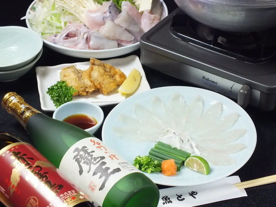 We have prepared various banquet courses perfect for the coming season, perfect for year-end and New Year parties, welcoming and farewell parties. There are two courses where you can enjoy fugu dishes such as fugu sashimi, fried fugu, and fugu chirinabe. You can also add all-you-can-drink for an additional 1,700 yen. We will offer different cooking methods depending on the fish, such as grilled, boiled, and tempura, so that you can enjoy fresh fish that changes in taste and fat content depending on the season.