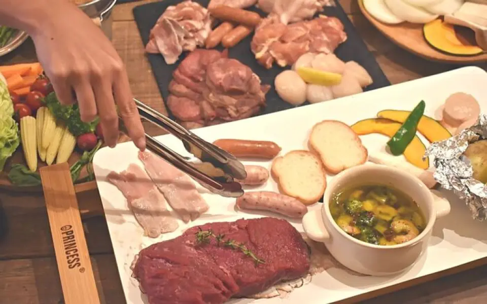 When grilling meat at your table, you can use the "Table Grill Pure", a smokeless white hot plate. Thickly sliced meat grilled on the plate is sure to look great on Instagram! Enjoy the barbecue in the restaurant♪