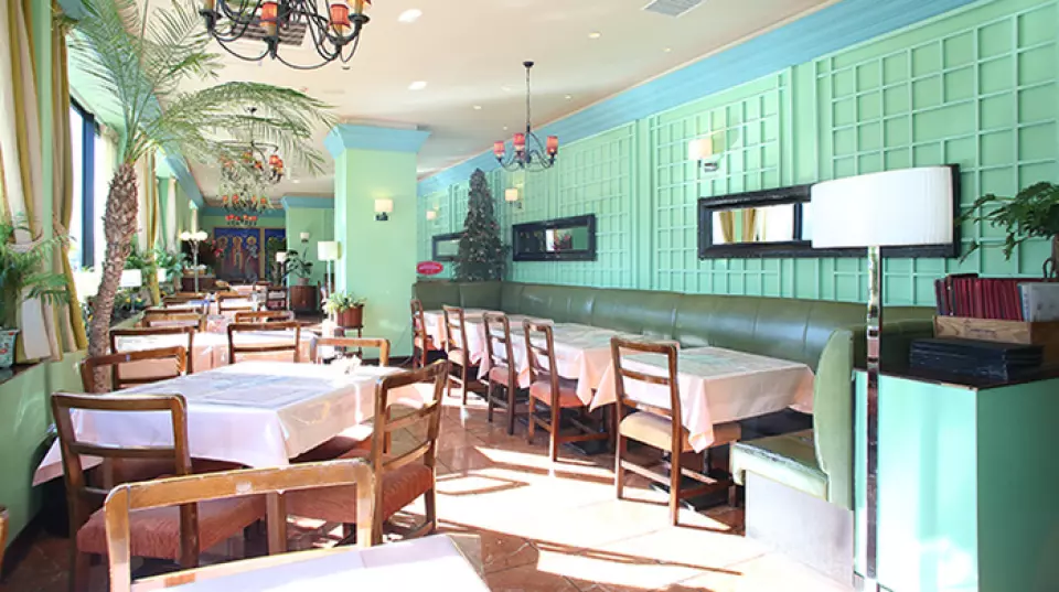 The restaurant has a relaxed, casual and unpretentious atmosphere. Light pours in through the windows, allowing you to enjoy a leisurely meal while gazing at the greenery outside. In the evening, the restaurant transforms into a chic space, perfect for a date or dinner with someone special. Enjoy a blissful moment savoring delicious food and wine.