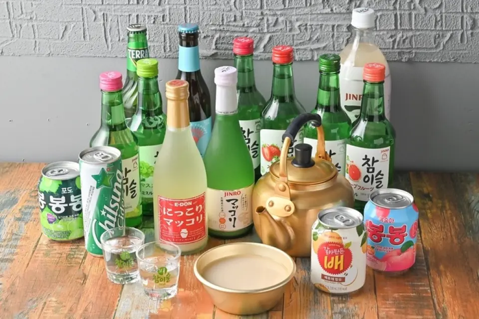 Chúng tôi cũng có đầy đủ các loại đồ uống có cồn, vốn là thứ không thể thiếu trong ẩm thực Hàn Quốc! Chúng tôi cung cấp nhiều loại đồ uống, bao gồm makgeolli béo ngậy, rượu soju Hàn Quốc sảng khoái và rượu mùi trái cây. Hãy thoải mái thưởng thức hương vị độc đáo của Hàn Quốc cùng thức uống kết hợp hoàn hảo với món ăn. Chúng tôi cũng giới thiệu bộ nếm thử mà ngay cả những người mới dùng lần đầu cũng có thể thưởng thức một cách thoải mái. Chúng tôi sẽ tạo ra khoảnh khắc đặc biệt hoàn hảo cho các buổi tiệc, buổi hẹn hò và đêm dành cho các cô gái!