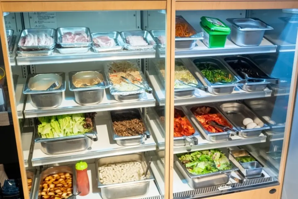 Điểm đến không thể bỏ qua cho những người yêu thích ẩm thực Hàn Quốc! Bữa tiệc buffet Hàn Quốc thịnh soạn hiện đã có tại Shin-Okubo. Thực đơn có nhiều món ăn cổ điển, bao gồm kimbap, chijimi, bibimbap và soondubu. Phong cách này cho phép bạn thưởng thức nhiều món ăn yêu thích, rất lý tưởng khi dùng bữa cùng bạn bè và gia đình. Dù bạn chọn món nào, bạn cũng có thể thưởng thức hương vị đích thực và sẽ không bao giờ cảm thấy chán dù có ghé thăm bao nhiêu lần. Bữa tiệc buffet sang trọng này là lựa chọn hoàn hảo cho những ai muốn thưởng thức trọn vẹn hương vị Hàn Quốc, hãy nhớ thử nhé!