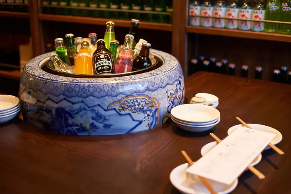 除了啤酒和威士忌等標準飲品外，我們還提供多種飲品供您選擇。我們為金宮燒酒提供超過 10 種不同的調酒器，包括虎鉗、石榴和西印度櫻桃。另一種受歡迎的產品是鰹魚和海帶高湯混合物，它與食物完美搭配，讓人想喝酒。此外，店主每天都會精心挑選不同的日本酒，並且始終提供來自日本各地的七種日本酒。每次來都可以品嚐到不同風味的當地酒。一邊品嚐我們精心挑選的菜餚，一邊享用您最喜歡的飲料。