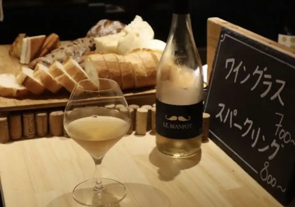 晚上，您可以在浅野屋“YORUNOYA”品尝面包。配有法国橄榄油和天然盐，可免费续杯。它与葡萄酒和精酿啤酒完美搭配。我们还为 10 人或以上的团体提供聚会计划，每人 6,500 日元起。我们提供由酿酒师精心挑选的无限量畅饮葡萄酒，并且还提供与葡萄酒完美搭配的多种食物菜单。
