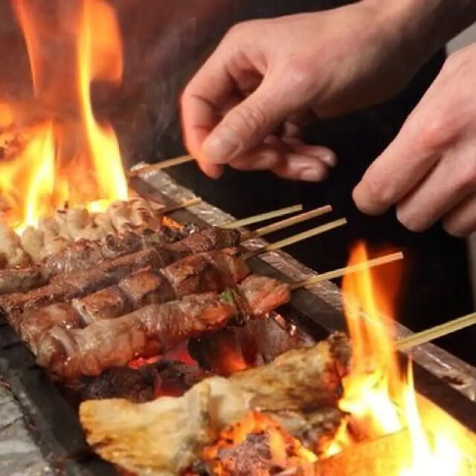 Please enjoy our carefully prepared dishes using fresh domestic ingredients delivered daily. In particular, our "Wabuta Yakiton" and "Yakitori" are soft and juicy, and are prepared individually and grilled over binchotan charcoal. They are offered at reasonable prices starting from 80 yen per skewer. We also have a wide selection of a la carte dishes, such as our "handmade rolled omelette" and "homemade braised pork", so please give them a try!