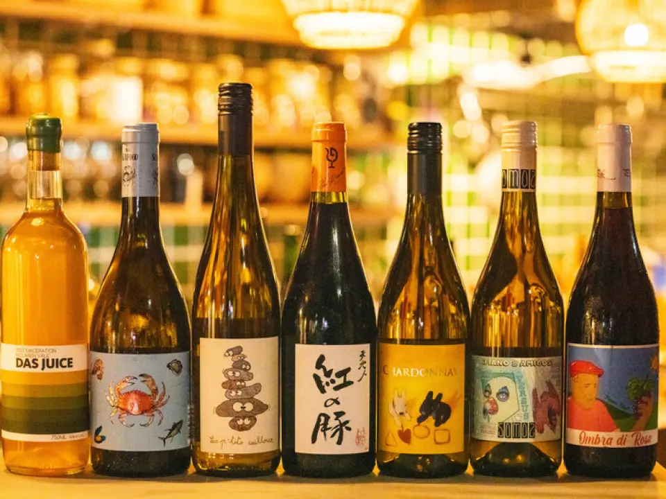 We offer mainly natural wines and can suggest brands that go well with ethnic cuisine. You can order by the glass or by the bottle, so you can compare the ones you like or enjoy your favorites in the style you prefer. We also have other drinks available, such as "Singha", "Japanese sake" and "homemade lemon sour".