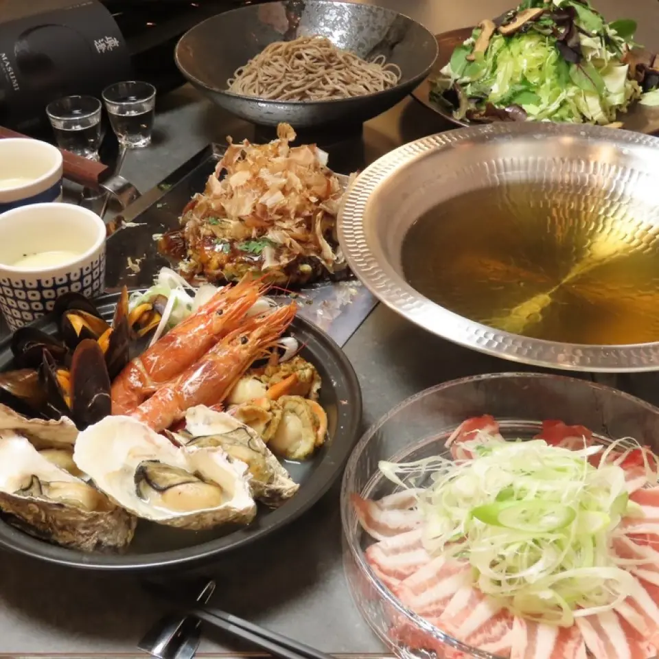 "Dashi shabu" is a must-try dish. In addition to the classic pork shabu, we also recommend the rare duck and lamb shabu, which you can enjoy with vegetables from carefully selected areas. The dashi is made from carefully selected dried bonito flakes from Kagoshima and Shizuoka prefectures, which are shaved in-house. Please enjoy the rich flavor of the dashi made with additional bonito flakes. Our recommended menu items include high-quality beef, lamb, and duck teppanyaki! Please try these as well.