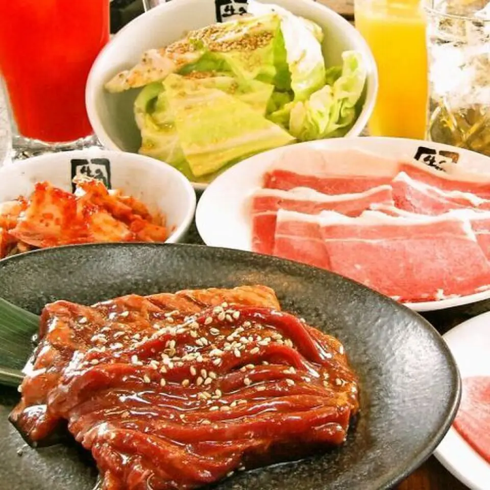 您可以盡情享用肉類、小吃、沙拉和最後的菜餚！非常適合那些想吃飽的人，或第一次嘗試牛角的人。