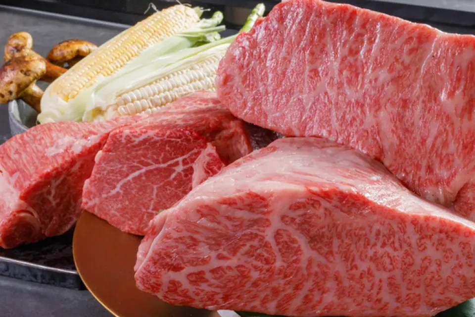 我們以最合理的價格提供稀有的肉塊、新鮮的內臟和肉生魚片，這一切都是因為我們買了整頭牛。