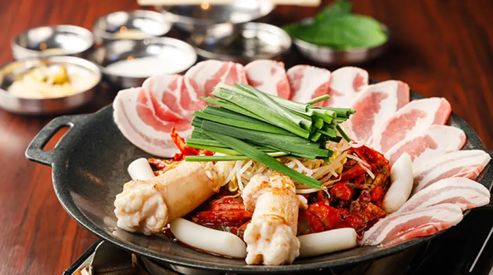 ชุกมีเหนียวนุ่มเผ็ดอร่อยเลิศ! นี่คืออาหารเกาหลีที่ได้รับความสนใจมากเนื่องจากมีรสชาติที่น่าติดใจ เรายังมีเซ็ตที่ประกอบด้วยซัมกยอบซัลและเท็ตจังด้วย โปรดมาให้ได้ลอง!