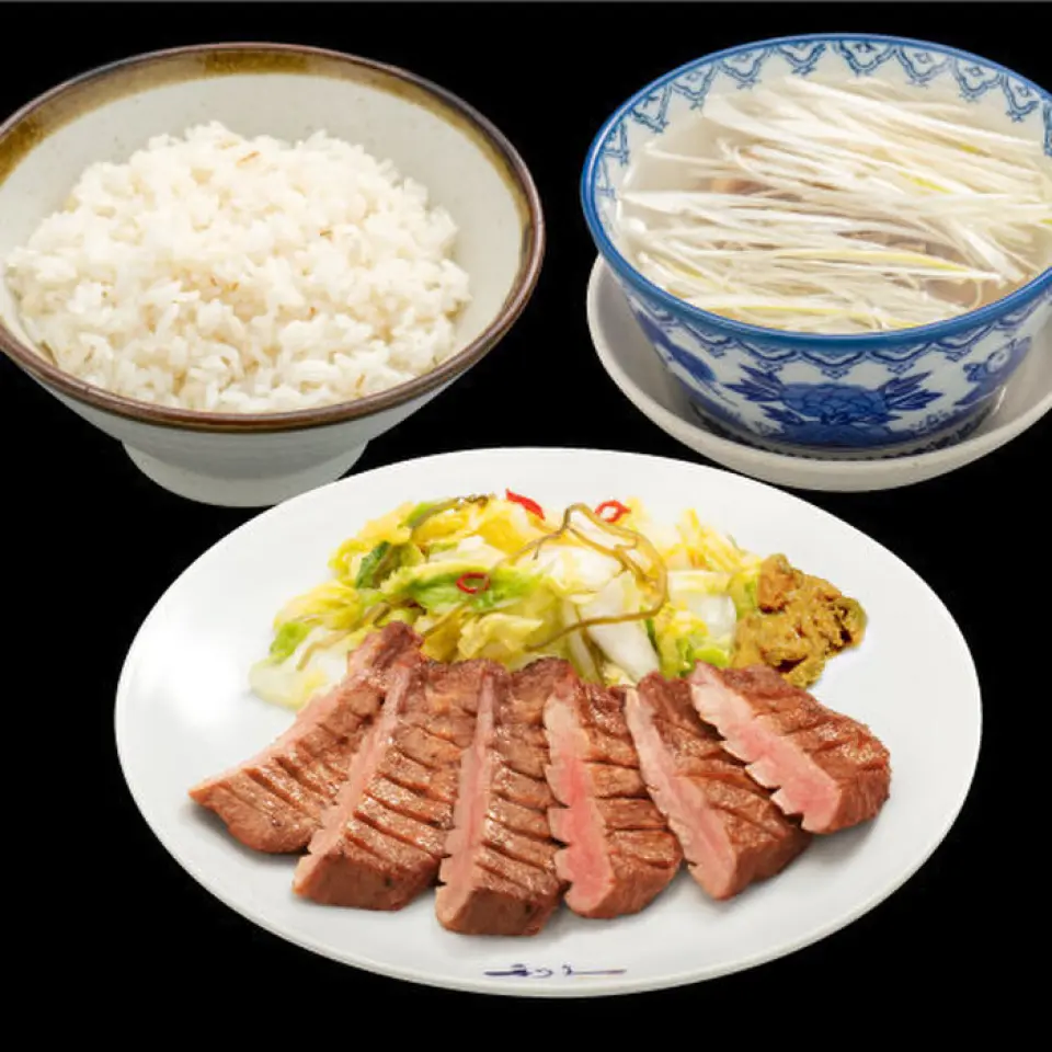 The beef tongue is carefully prepared by a chef and grilled at the perfect temperature. Rikyu's beef tongue set meal is a hearty meal that includes juicy beef tongue, rice, soup, a side dish, and seasonal Japanese sweets! It's perfect for dinner as well as lunch ☆ Please enjoy our proud beef tongue to your heart's content.