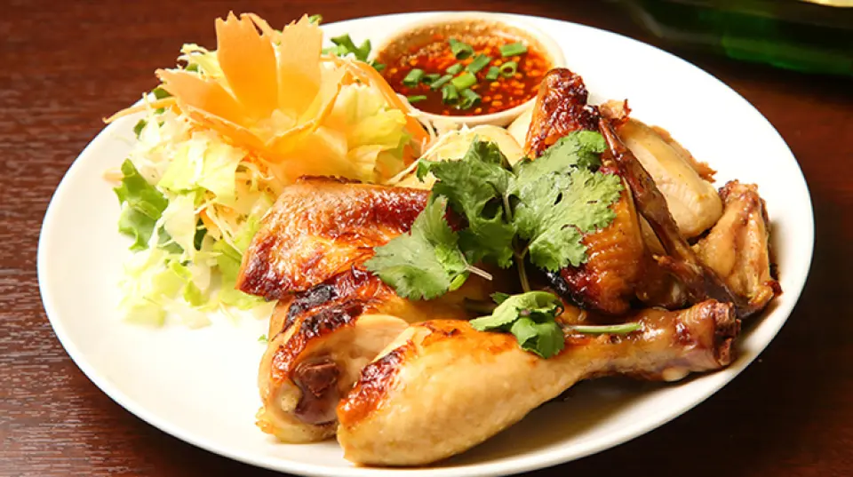 We offer authentic Thai cuisine prepared by a chef from the Isan region. We have a wide lineup ranging from classic to Isan dishes. We use local seasonings to deliver the authentic taste, but the spiciness can be adjusted. We recommend the "spicy salad with neem and rice balls," "soft crab stir-fried with fluffy egg curry," and "Thai-style oyster okonomiyaki."