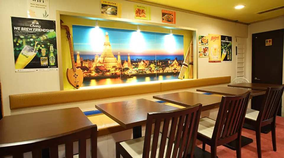 Our restaurant is located on the basement floor of a building. The small, cozy space is decorated with pictures of beautiful Bangkok scenery, and the Thai that the staff exchange with each other gives you a travelling feeling. Perfect for solo diners, girls' parties, and dining out. We also accept reservations for private parties for about 22 people.