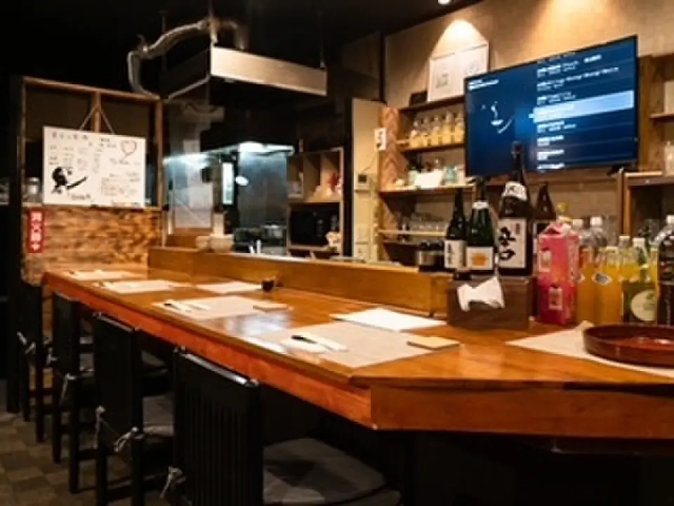 The interior of the restaurant is decorated with deep colors and has a Japanese concept based on wood grain, creating a cozy and calm atmosphere. There are 15 seats in total, and the seats are divided into three types: counter, table, and tatami room, so you can choose according to the situation. We also welcome people who want to have a quick drink or drink alone. We also accept reservations, so please feel free to contact us for large banquets.