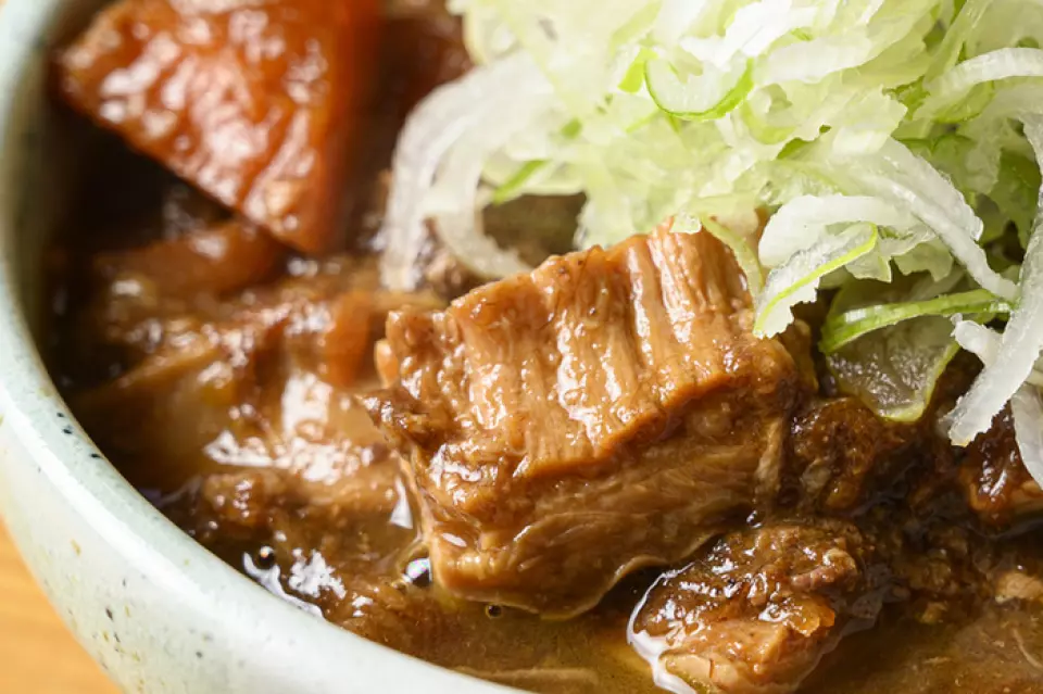 The owner's recommended dish, "Motsuni" (offal stew), is made with carefully selected domestic beef offal and tendons! A blend of several types of miso is added over and over again to give it a deep flavor. The tamagoyaki (rolled omelet) made with "Japan's most carefully selected eggs" is also very popular! You can also enjoy the deep flavor of the motsuni with the "Evening Drinks Set"! The evening drinks set is a great deal that includes chicken wings (6 pieces), motsuni (small), edamame beans, and a drink of your choice. It's recommended for both solo diners and those wanting a quick drink with colleagues or friends!
