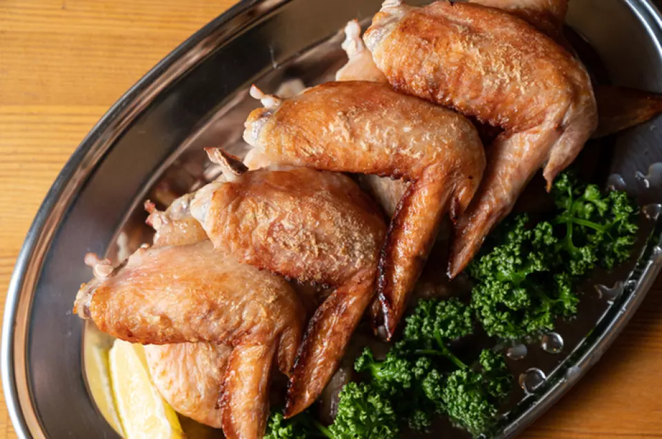 Speaking of [Yayoi], it's of course "chicken wings"! Our chicken wings are made from Abeno chicken from Aomori that we have specified and purchased ◎ They are crispy on the outside and juicy on the inside! They go perfectly with alcoholic drinks such as beer and highballs ◎ As soon as you bite into the chicken wings, take a gulp of alcohol! It's a blissful moment! They are usually served with salt and pepper, but you can change the flavor with the <5 types> of seasonings on the table ◇ Please enjoy the delicious chicken wings by seasoning them to your liking!!!