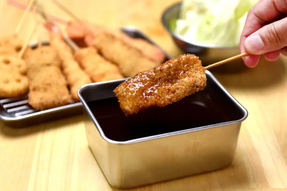 秘制酱汁是严格保密的，不能蘸两次，吃这种酱汁的炸串的规则是：1.不要将烤串放入嘴里两次！ 2.不要把卷心菜放进嘴里两次！ 3. 请勿将筷子浸入酱汁中！