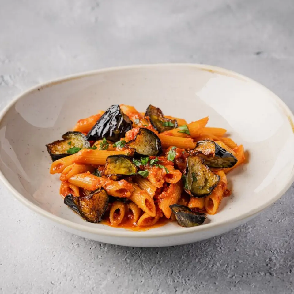 We offer a wide variety of take-out menu items, from light meals such as our signature pizza, pasta, and hot dogs to soft serve ice cream and drinks. Our popular croffles can also be served in cups, and you can also take away our drinkable tiramisu. Please feel free to enjoy our signature flavors at home.