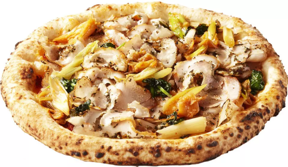 We are proud of our pizzas, which are baked with care by our pizza craftsmen. We offer a wide range of pizzas, from simple Margherita pizzas to limited menus that use plenty of seasonal ingredients, all of which are made with consistent humidity and temperature control, from dough formation to baking. We especially recommend the "Spicy Herb Roasted Pork and Spring Onion Pizza," which is only available at the Tokorozawa store. We also have a wide variety of pastas and Salvatore's original wines, which are perfect for any dish.