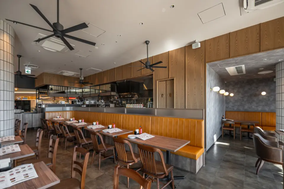 Our restaurant has a relaxing atmosphere where you can feel the warmth of wood. You can also watch the pizza chefs at work in the open kitchen. There are over 40 seats in total, and the tables can seat up to 14 people side by side, making it perfect for gatherings with close friends. The terrace seats are also covered with a sunshade roof, so you can enjoy your meal while feeling the pleasant breeze on sunny days. We can also accommodate private bookings, so please feel free to contact us.
